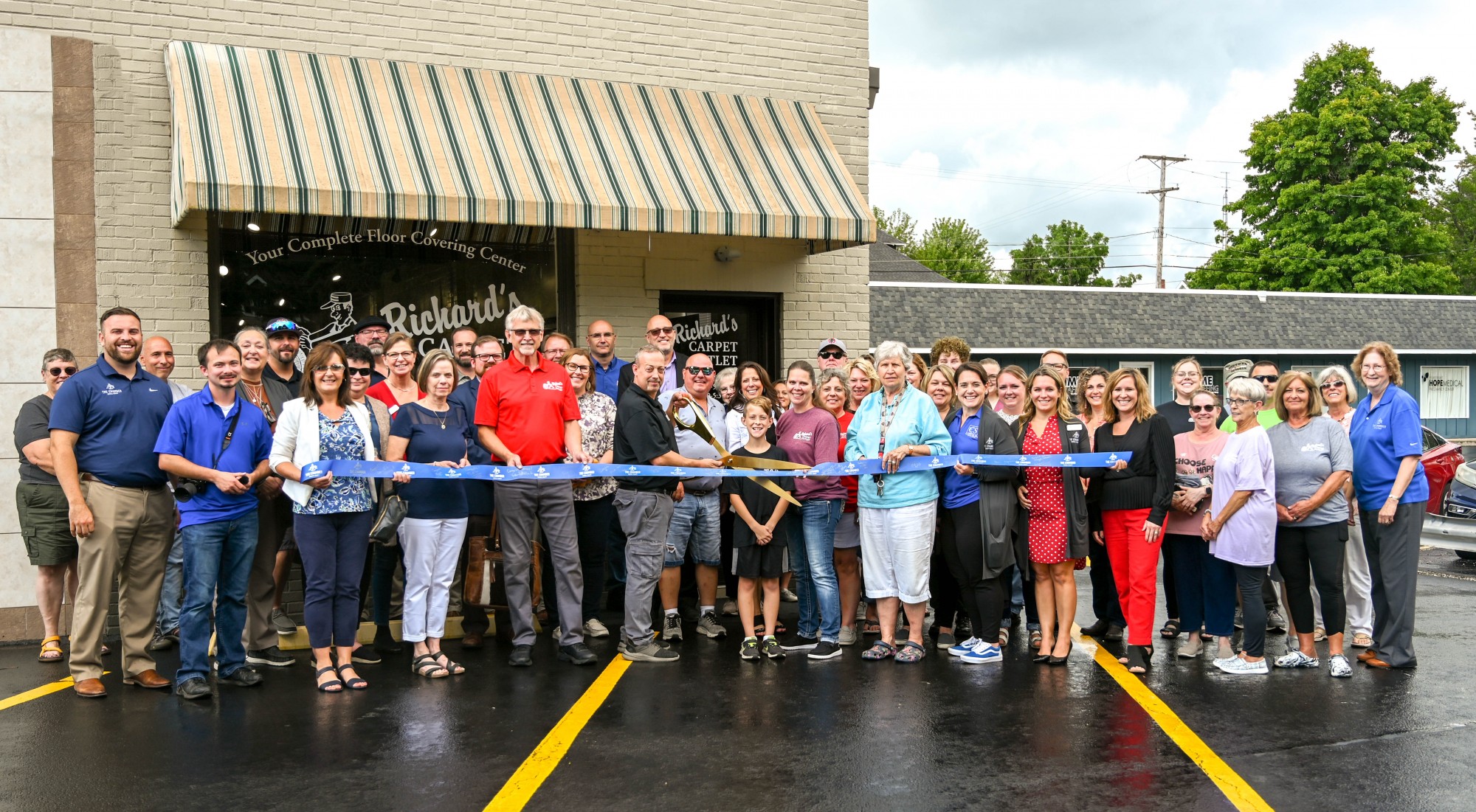 Richard's Carpet Outlet Cuts Ribbon on New Location